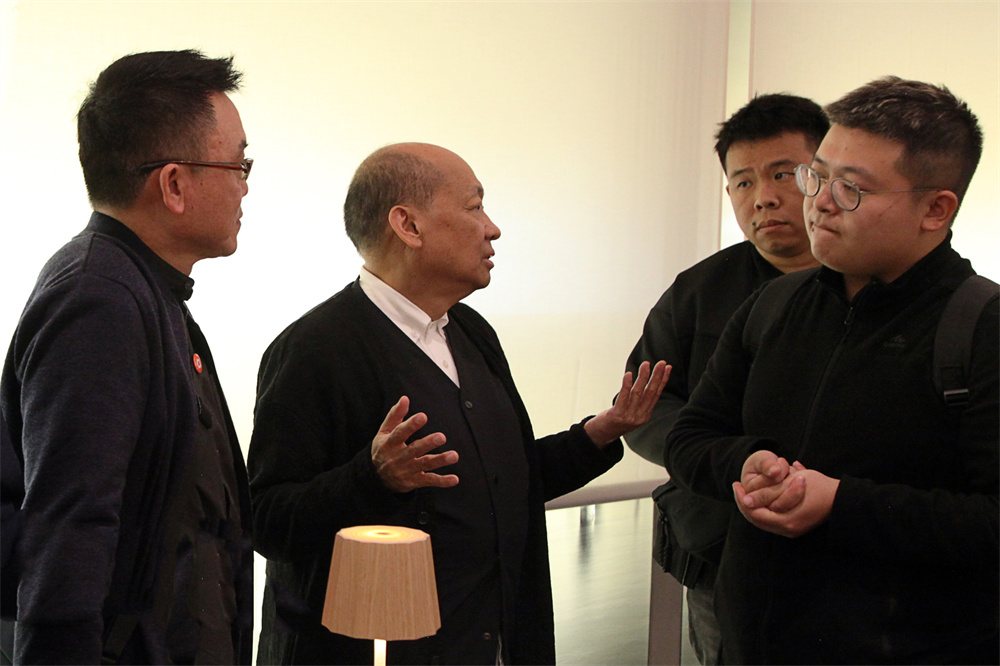 卢志荣与来访者（图片来源：震旦创新中心）  